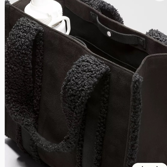 NWT Lululemon Full Size Boxy Tote Black Faux Shearling Trim Bag O/S - Picture 4 of 7